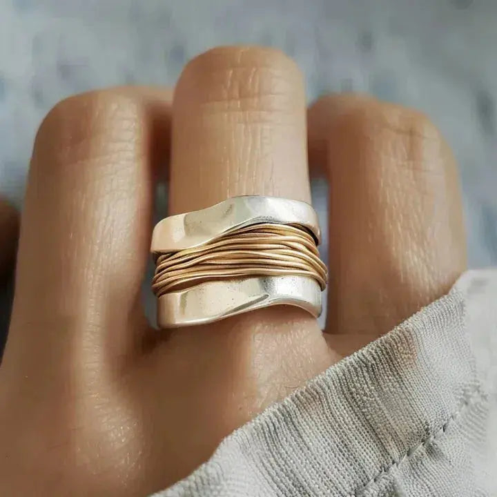 Anello d'argento con fili d'oro