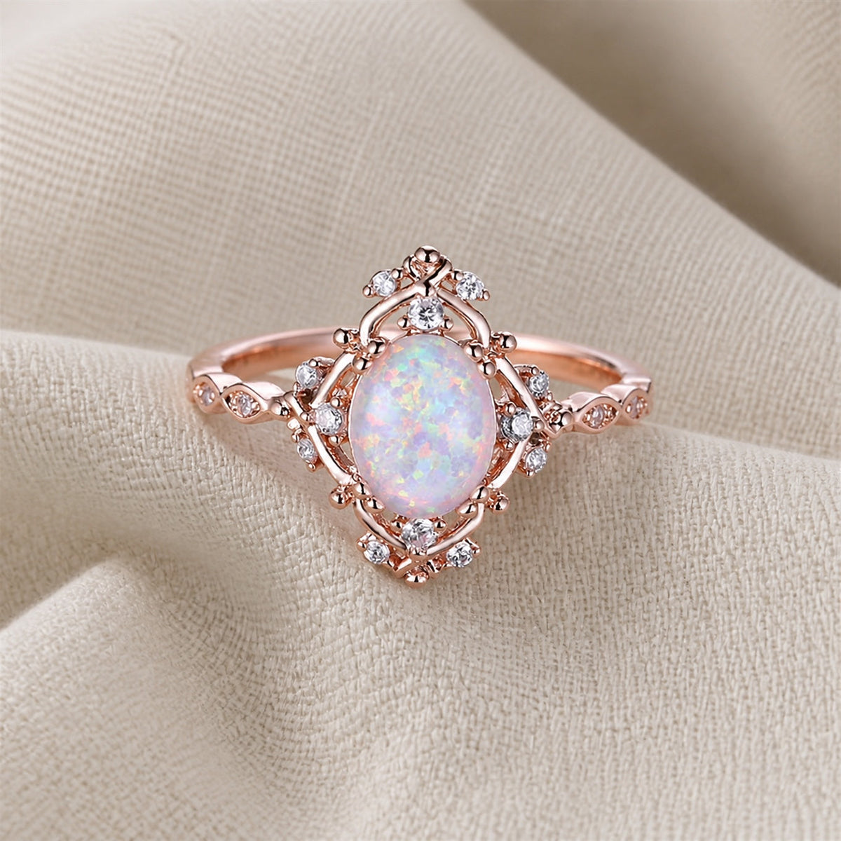 Anello Fiore in Opale Bianco Fuoco a Forma Ovale