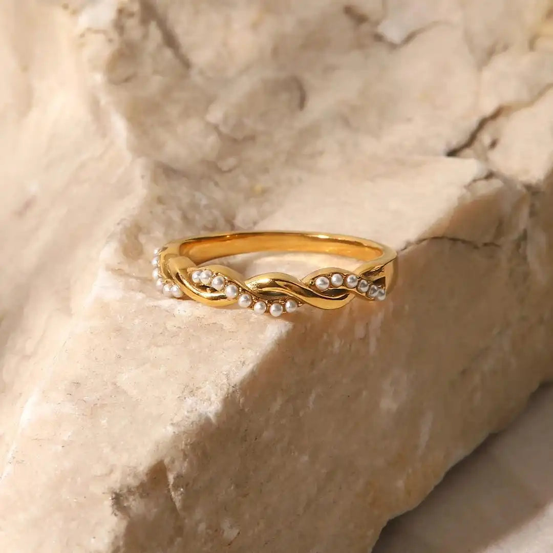 Anello Impilabile in Perle Dorate e Sottile