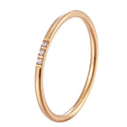 Anello Impilabile Delicato a Tre Pietre
