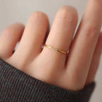 Anello Impilabile Delicato a Tre Pietre