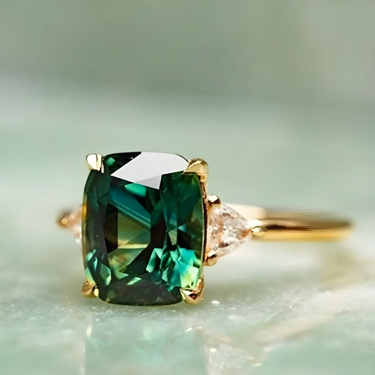 Anello Elegante in Zaffiro Verde a Forma Quadrata