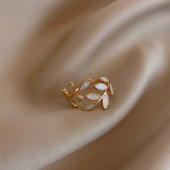Pure - Anello Regolabile in Opale Bianco a Foglia