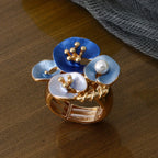 Anello dichiarativo regolabile con perle floreali blu