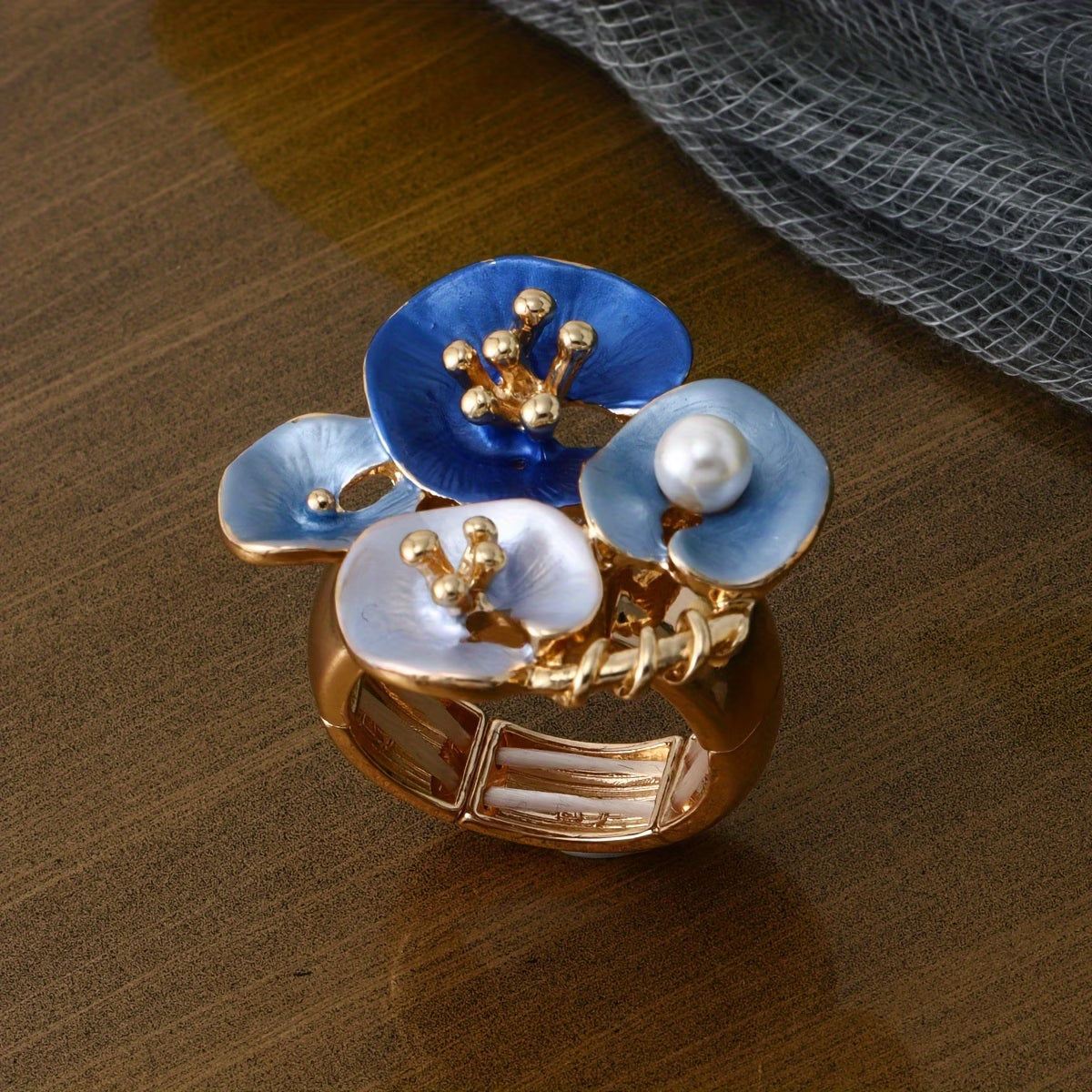 Anello dichiarativo regolabile con perle floreali blu
