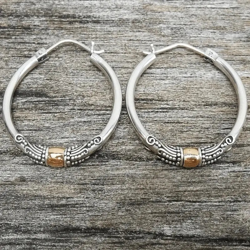 Orecchini a cerchio vintage in argento con motivo intagliato
